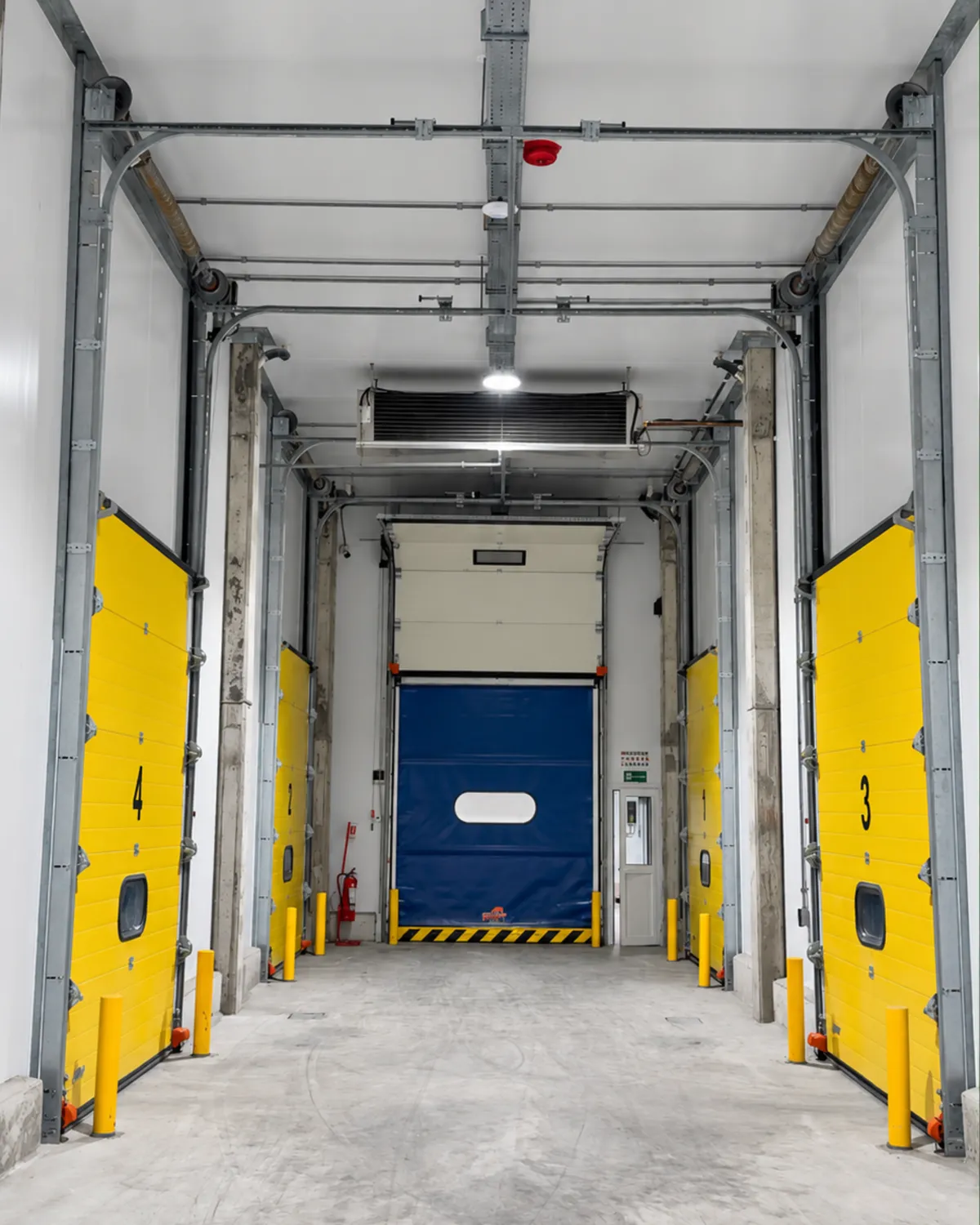 Puertas numeradas de acceso a las cámaras de frío, con puerta rápida al fondo